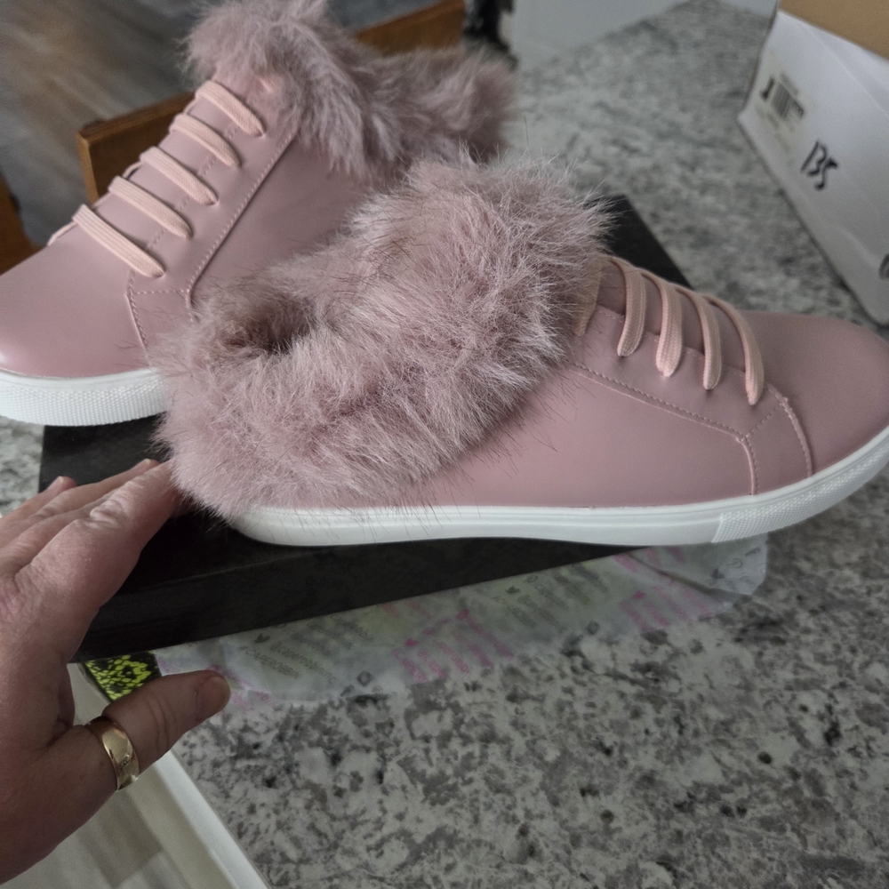 New In Box Cape Robbin Pink Fur-Lined Women's Sneakers - Picture 4 of 8